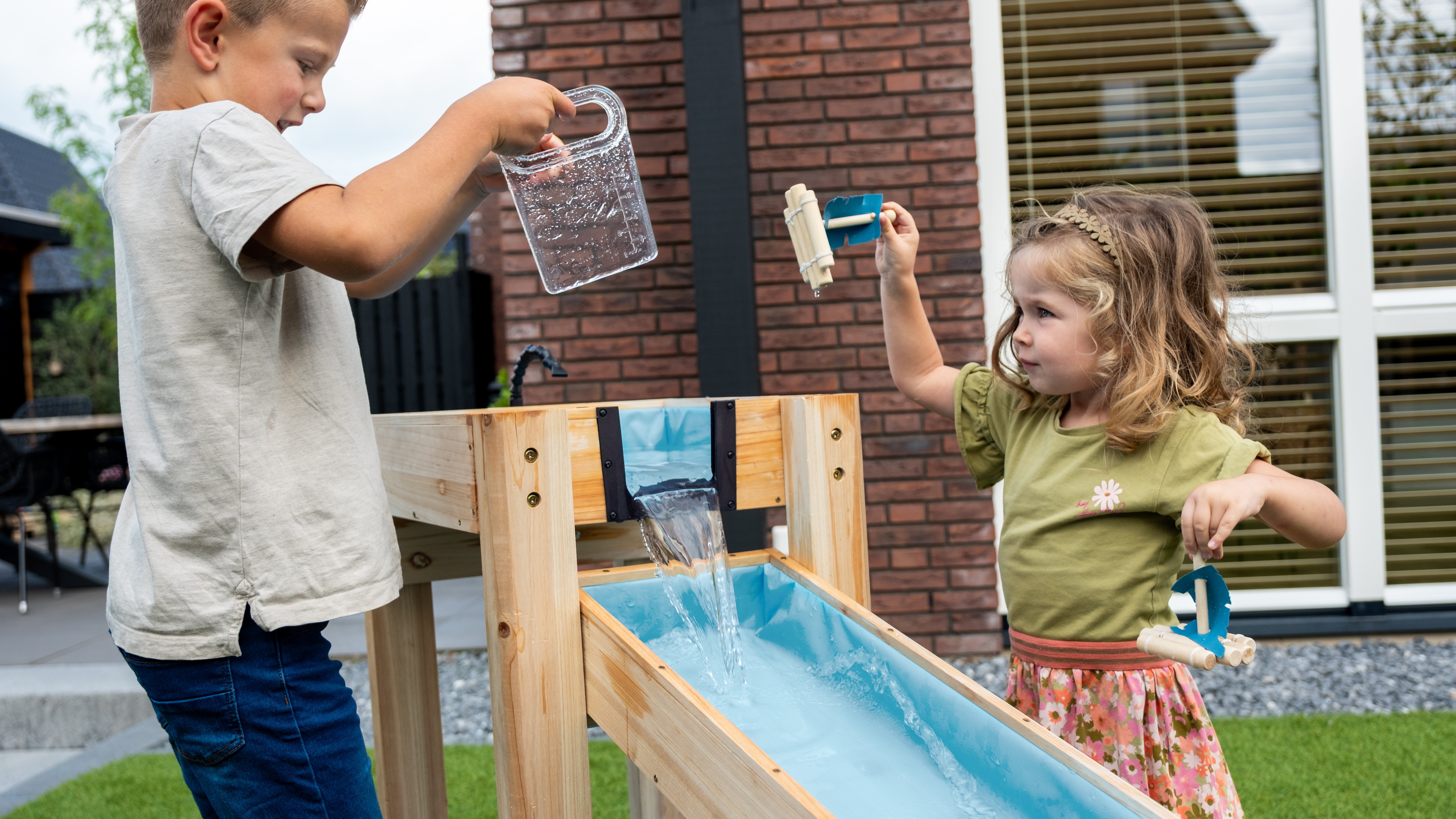 Sottolinea la qualit&agrave; e il design sostenibile. Il legno certificato FSC&reg;, i pezzi separabili e i materiali riciclabili lo rendono resistente per anni di utilizzo.