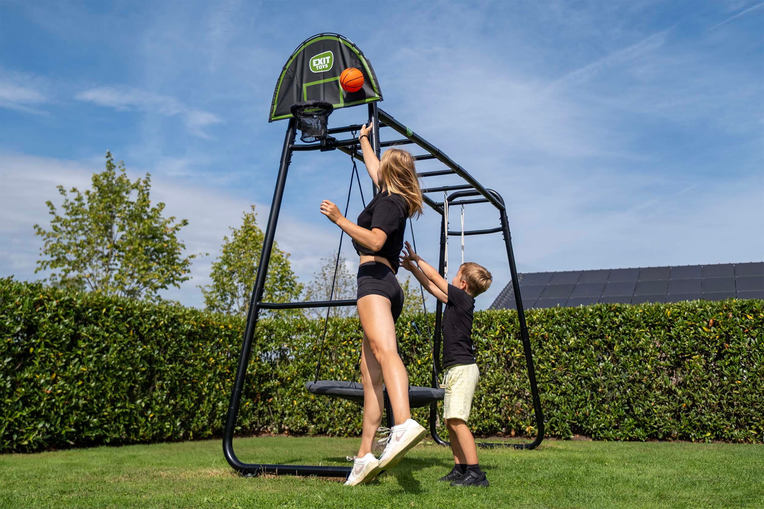 Cerchi prodotti sportivi sostenibili per il tuo giardino? EXIT Toys realizza attrezzature sportive robuste e riciclabili per bambini e ragazzi che vogliono muoversi e crescere. Dalla porta da calcio al rimbalzo per padel.