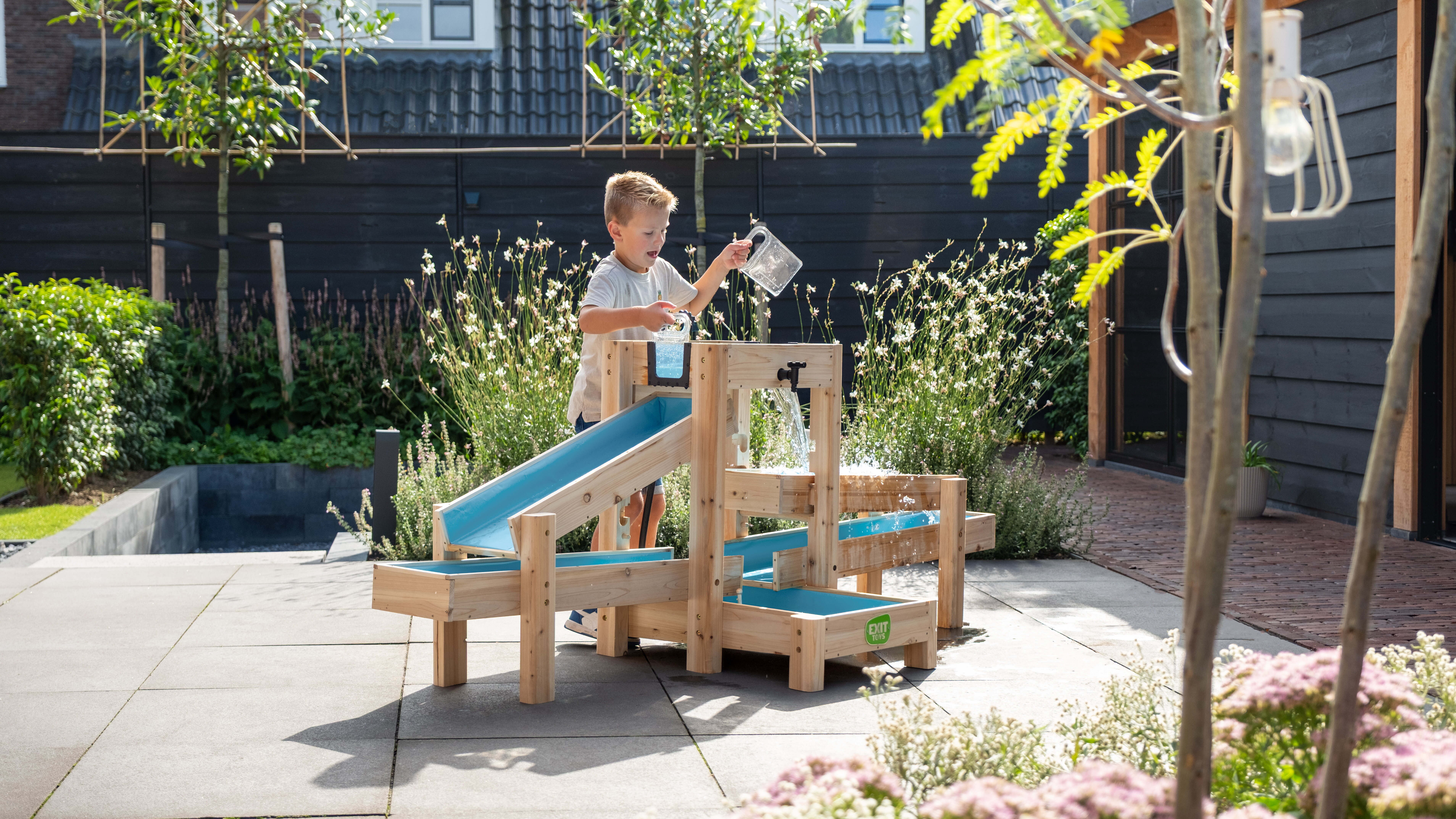 Sottolinea l'esperienza di gioco condivisa: corse, collaborazione e azione continua per tutti i bambini che partecipano.